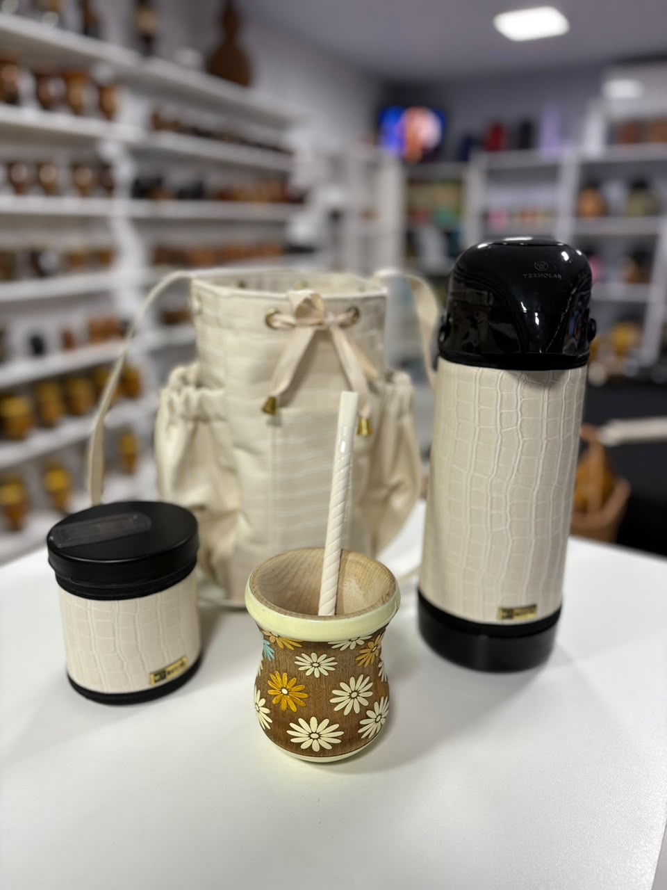 Kit de chimarrão com cuia de madeira decorada, térmica e mateira bege