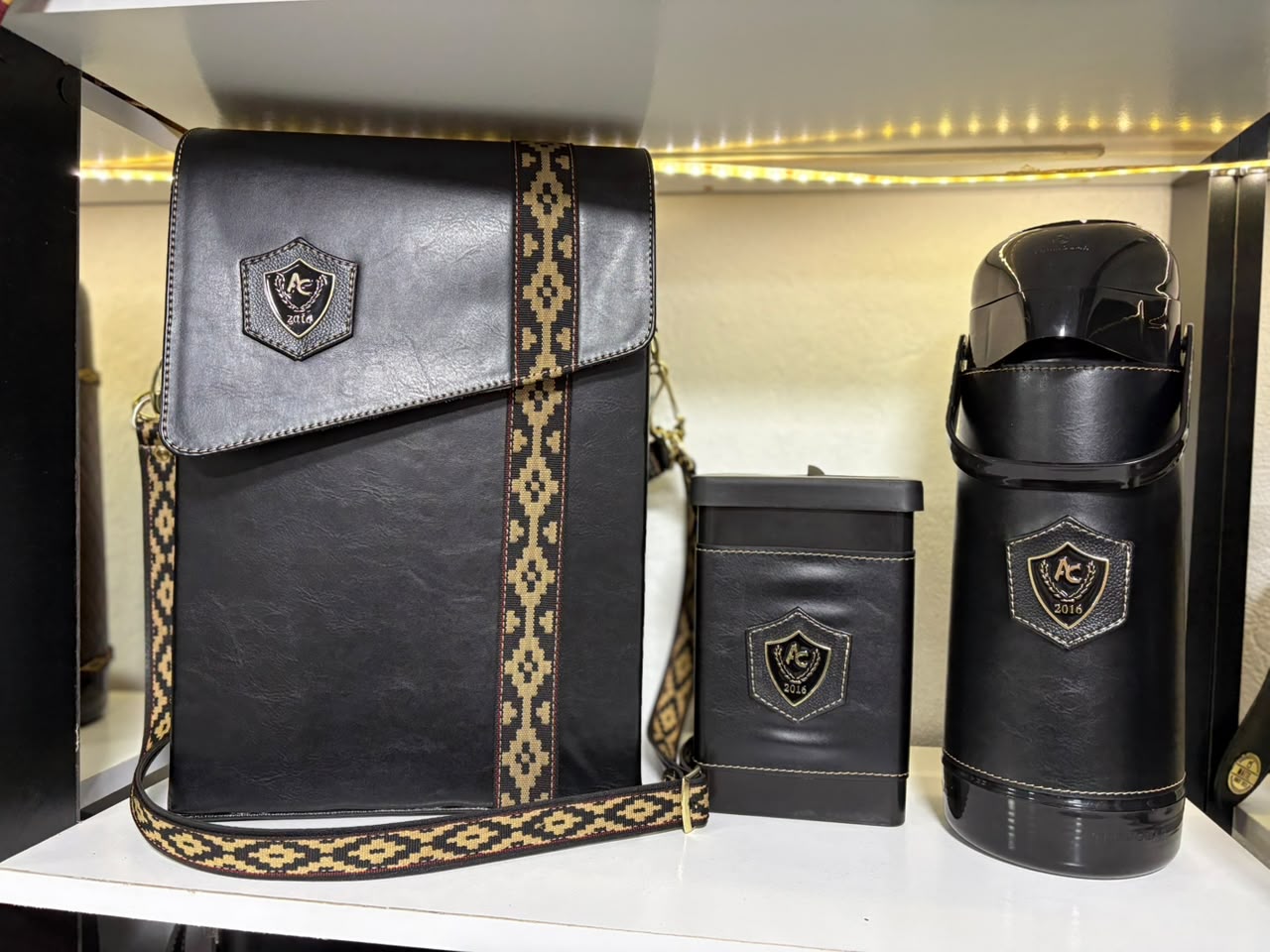 Kit chimarrão completo com mateira, porta-erva e garrafa térmica em couro preto